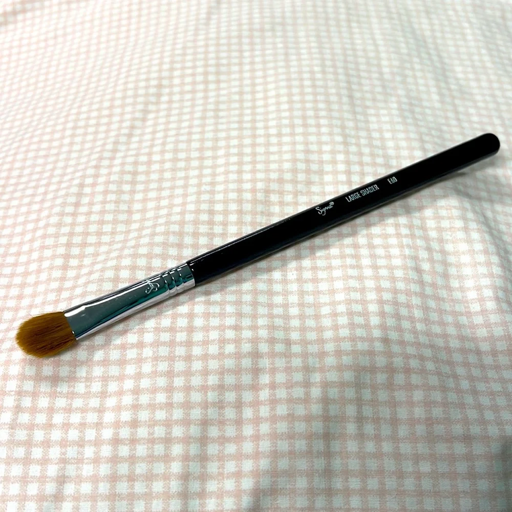 SIGMA BEAUTY LARGE SHADER BRUSH E60